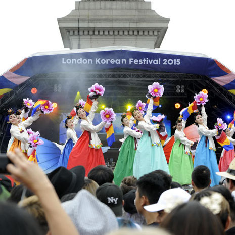 Picture of Korean traditional dancing