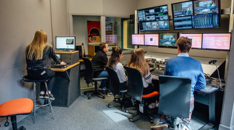 Image of a newsroom