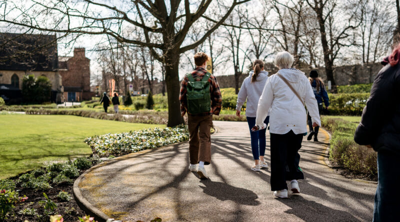 Visitors on Decision Day are waking around in the campus